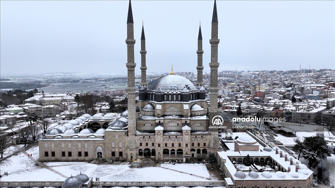 Edirne'de beyaz örtünün kapladığı tarihi yapılar fotoğraflara fon oluyor