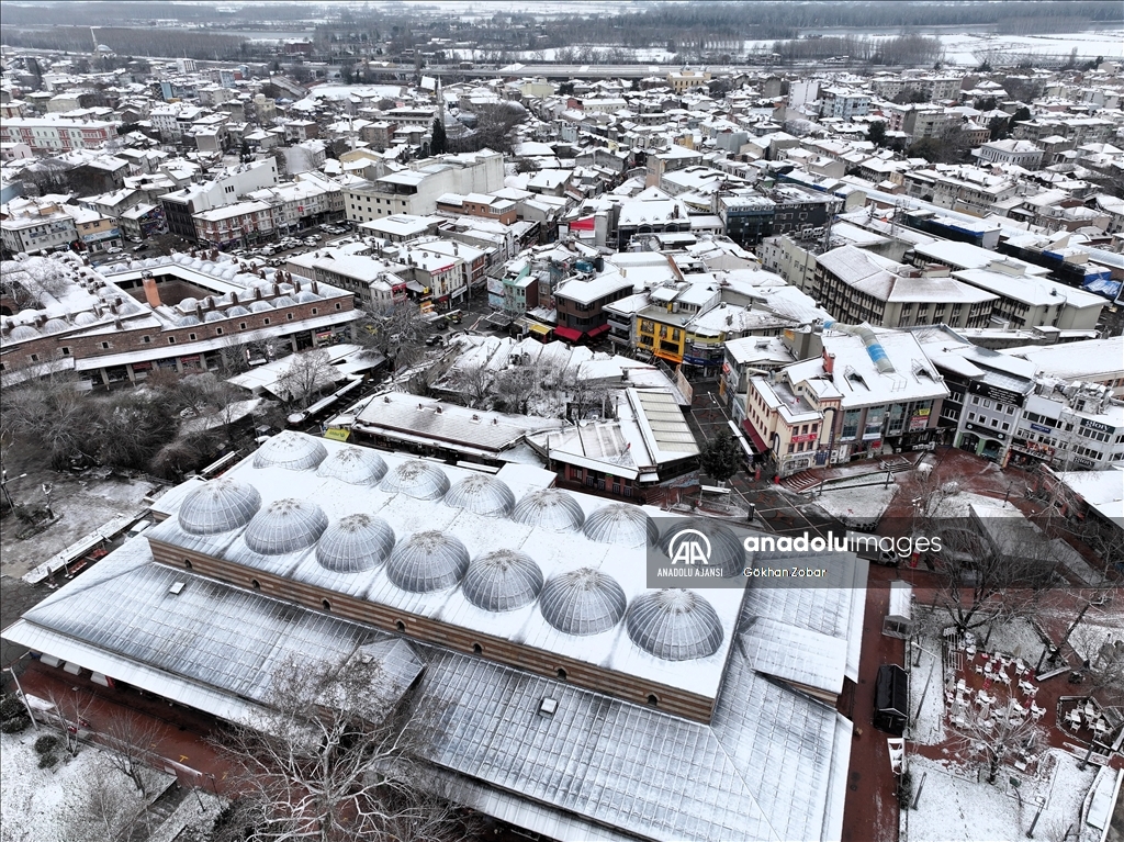 Edirne'de beyaz örtünün kapladığı tarihi yapılar fotoğraflara fon oluyor