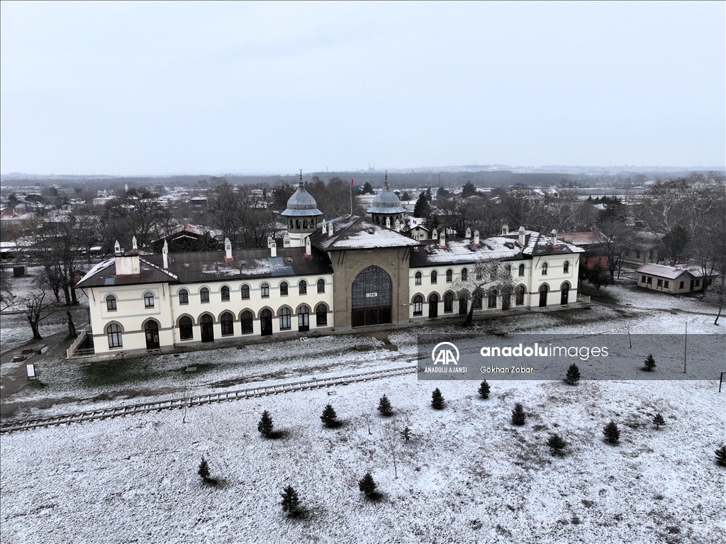 Edirne'de beyaz örtünün kapladığı tarihi yapılar fotoğraflara fon oluyor