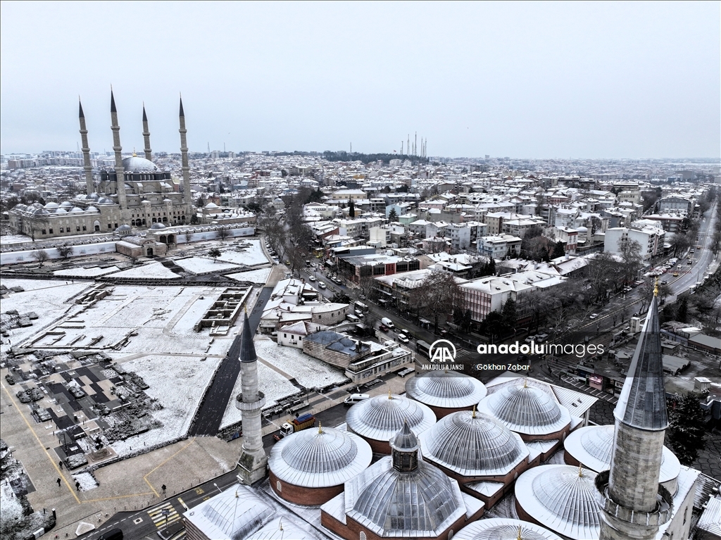 Edirne'de beyaz örtünün kapladığı tarihi yapılar fotoğraflara fon oluyor