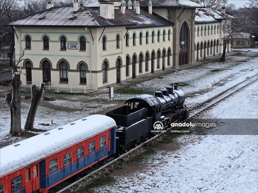 Edirne'de beyaz örtünün kapladığı tarihi yapılar fotoğraflara fon oluyor
