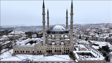 Edirne'de beyaz örtünün kapladığı tarihi yapılar fotoğraflara fon oluyor