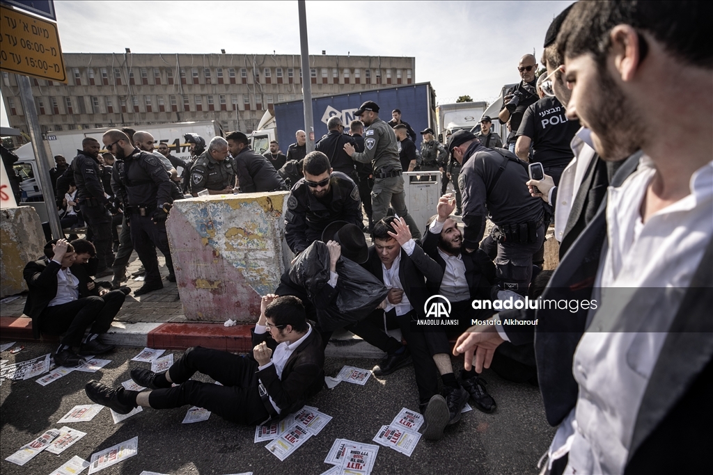 İsrail'de Ultra Ortodoks Yahudiler, zorunlu askerlik karşıtı protesto düzenledi