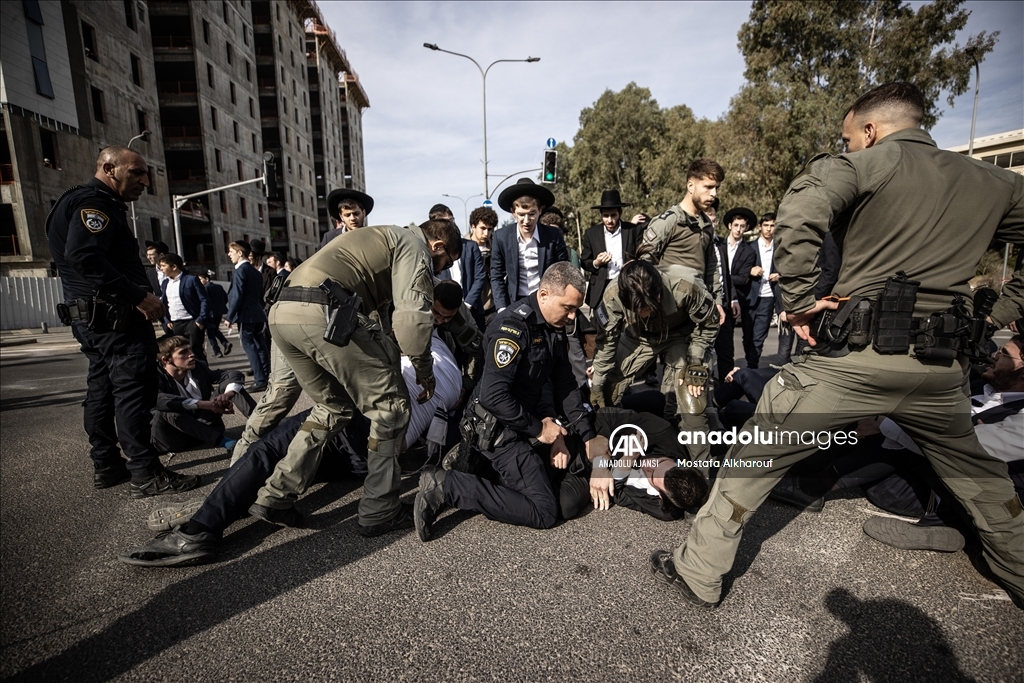 İsrail'de Ultra Ortodoks Yahudiler, zorunlu askerlik karşıtı protesto düzenledi