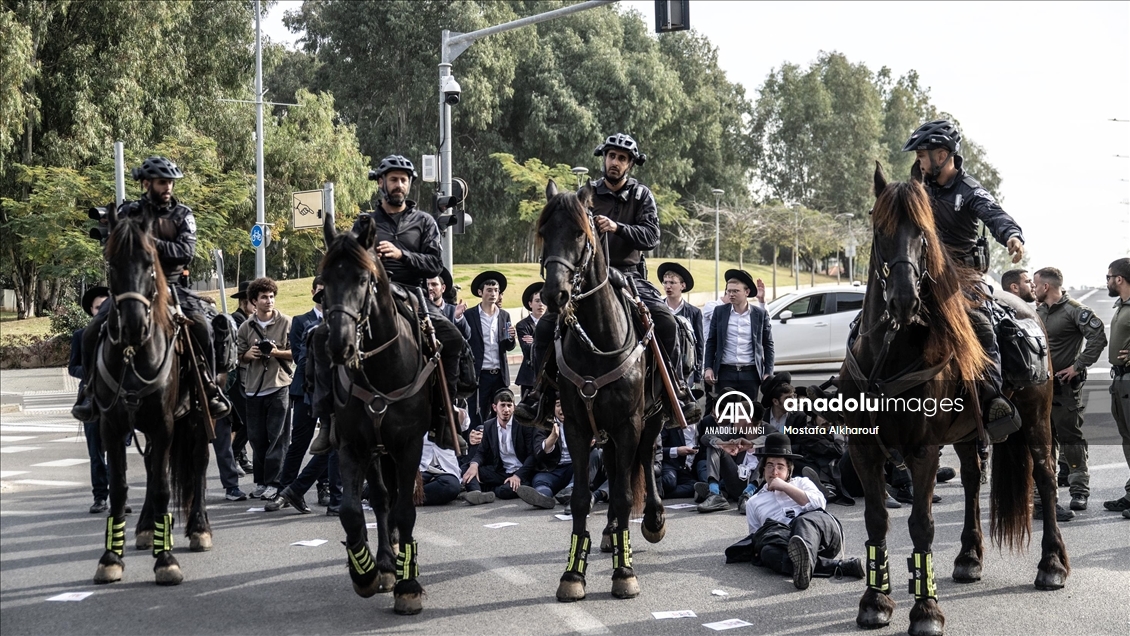 İsrail'de Ultra Ortodoks Yahudiler, zorunlu askerlik karşıtı protesto düzenledi