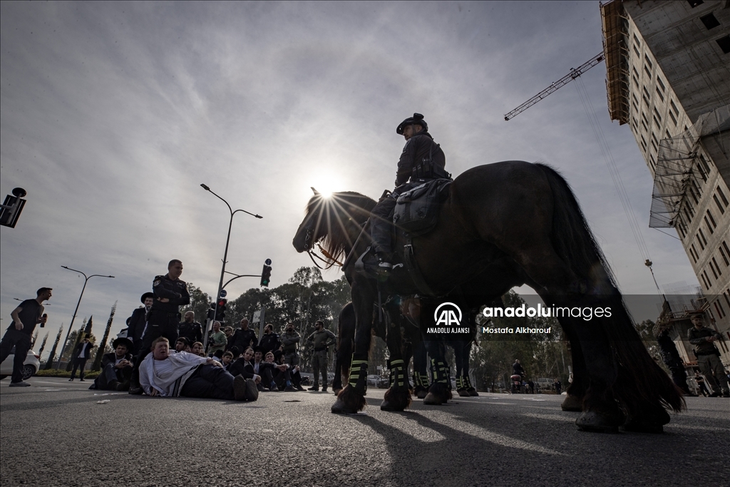 İsrail'de Ultra Ortodoks Yahudiler, zorunlu askerlik karşıtı protesto düzenledi