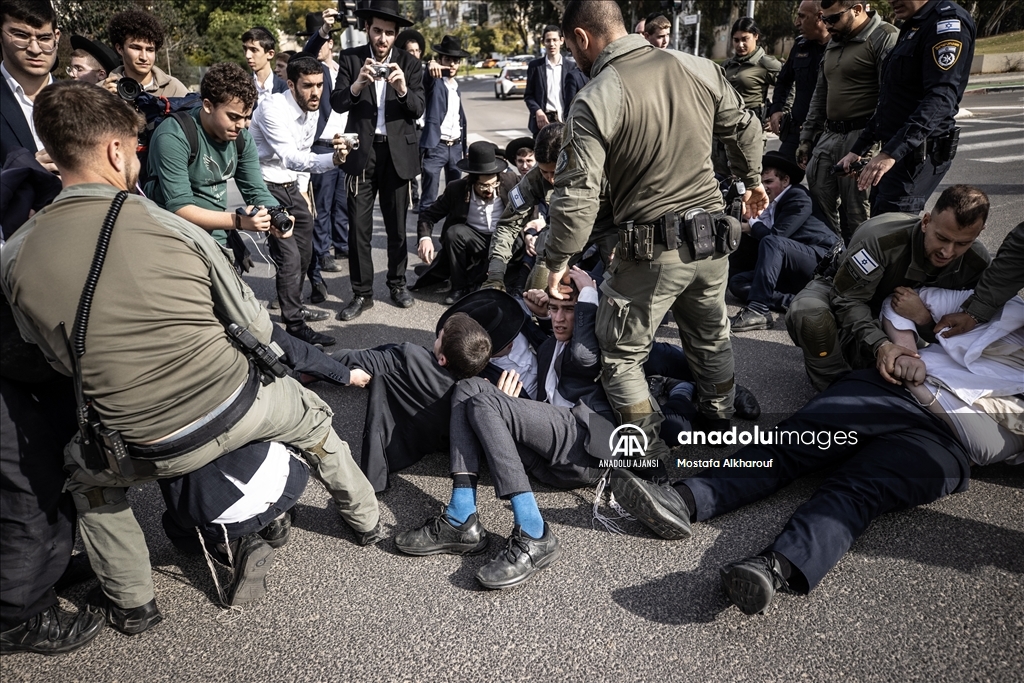 İsrail'de Ultra Ortodoks Yahudiler, zorunlu askerlik karşıtı protesto düzenledi