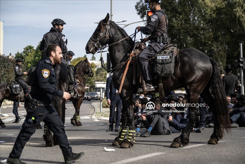 İsrail'de Ultra Ortodoks Yahudiler, zorunlu askerlik karşıtı protesto düzenledi