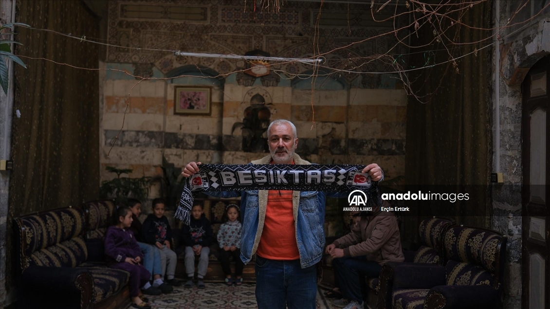 Şam'da yıllardır sakladığı ay yıldızlı Beşiktaş atkısını rejimin devrilmesiyle takmaya başladı