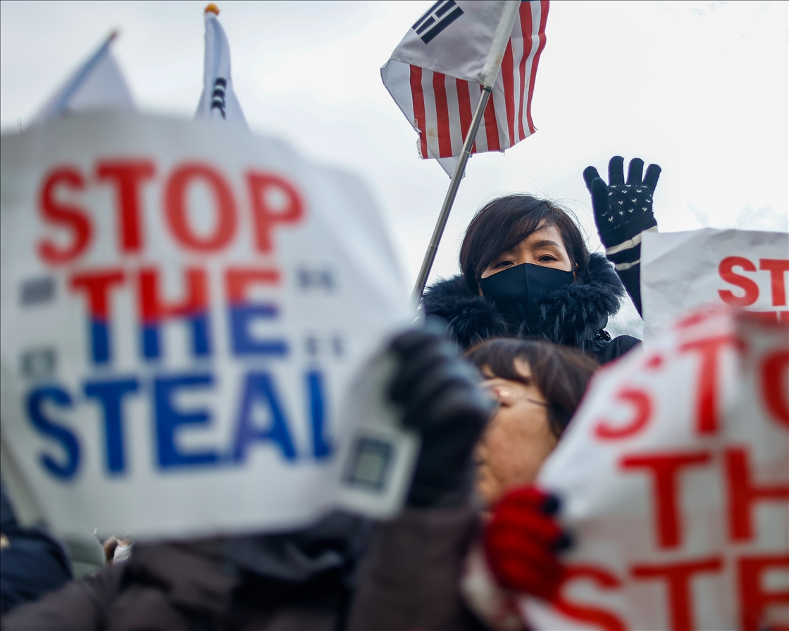 Supporters of Yoon Suk Yeol gather outside Seoul Detention Center after he was arrested