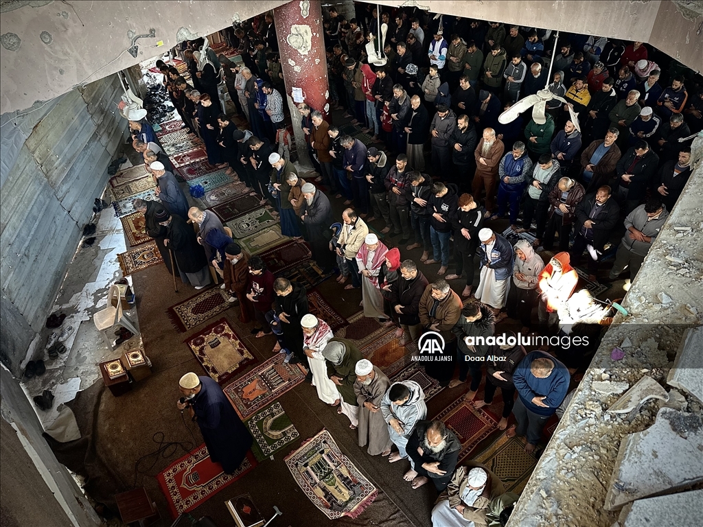 İsrail saldırıları altındaki Gazze'de cuma namazı