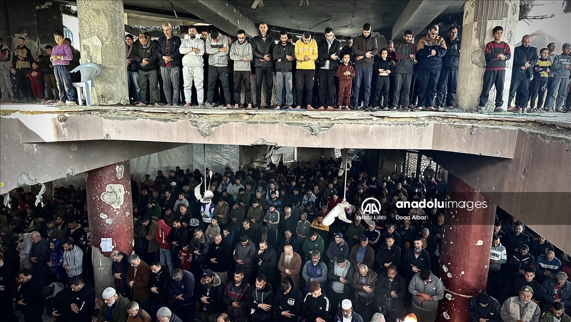 İsrail saldırıları altındaki Gazze'de cuma namazı