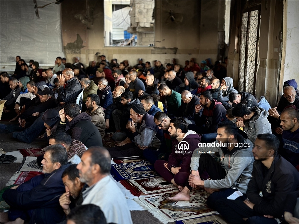 İsrail saldırıları altındaki Gazze'de cuma namazı