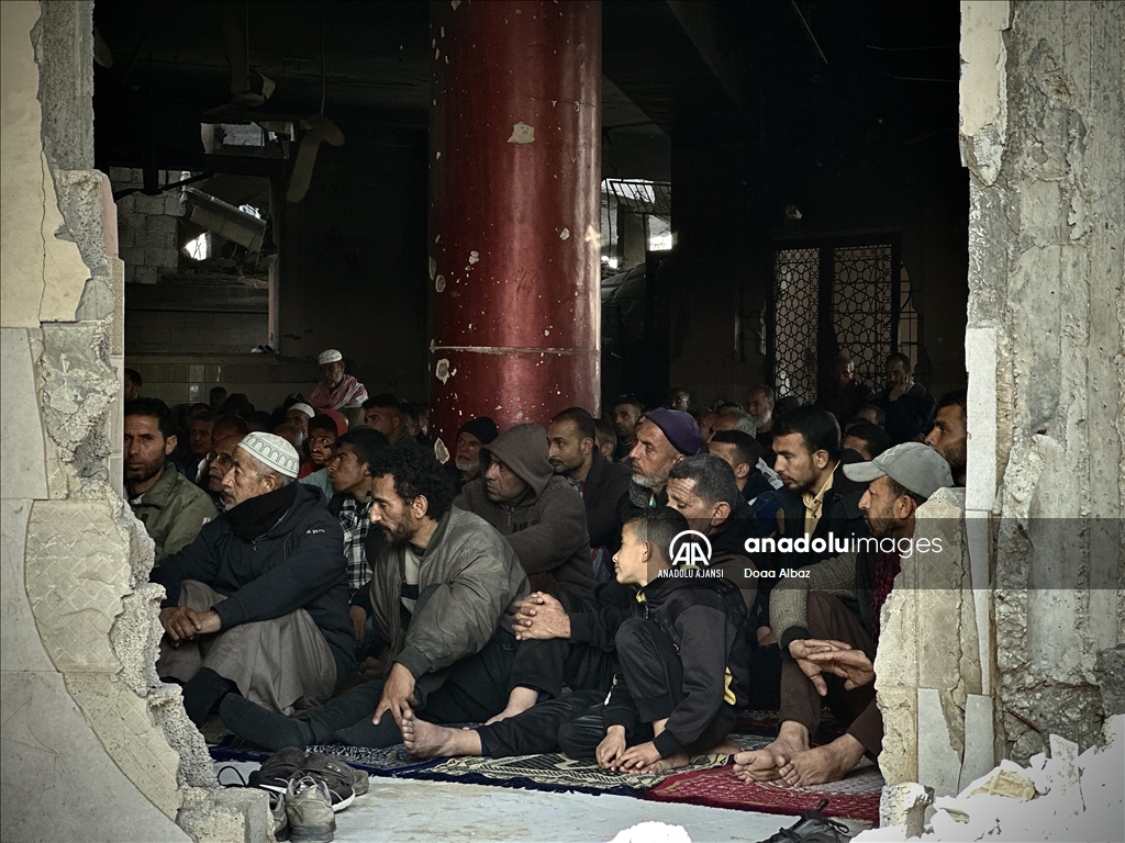 İsrail saldırıları altındaki Gazze'de cuma namazı