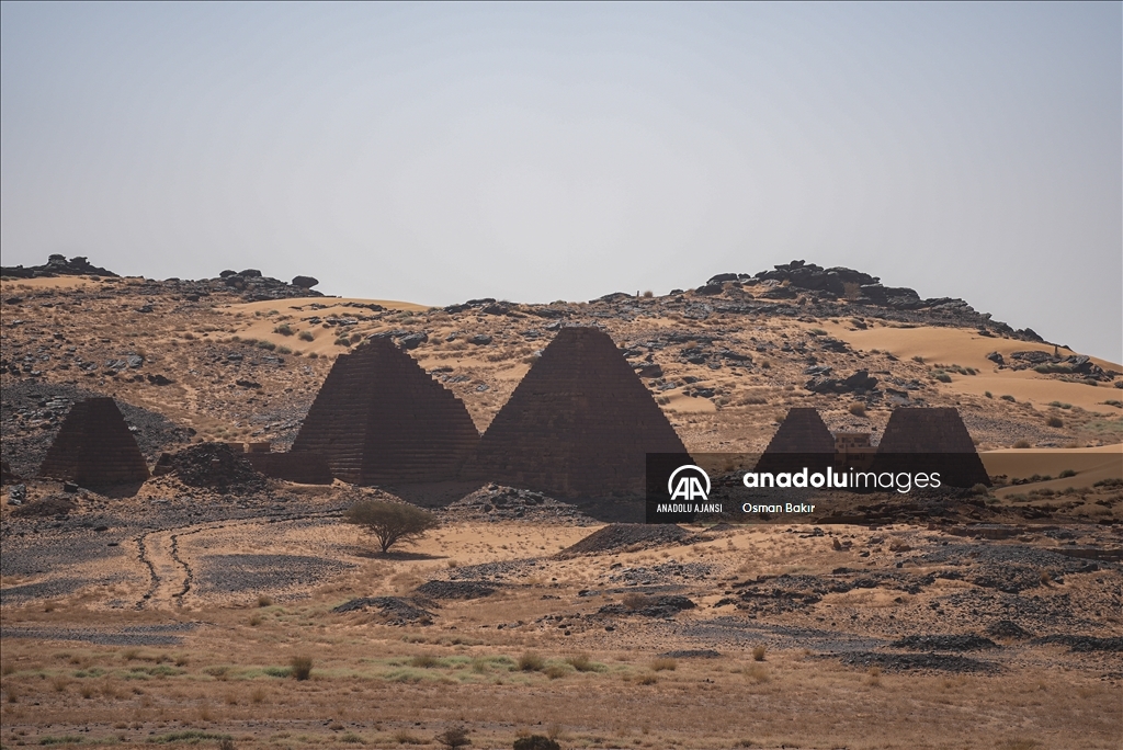 Sudan'da çatışmalara rağmen ayakta kalan piramitler tarihe ışık tutuyor