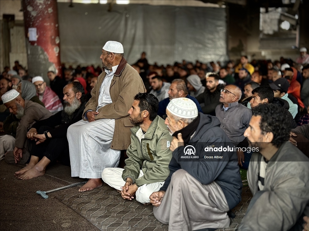 İsrail saldırıları altındaki Gazze'de cuma namazı