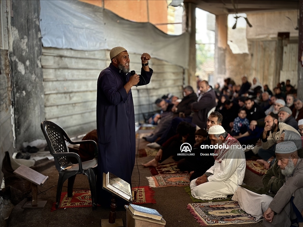 İsrail saldırıları altındaki Gazze'de cuma namazı