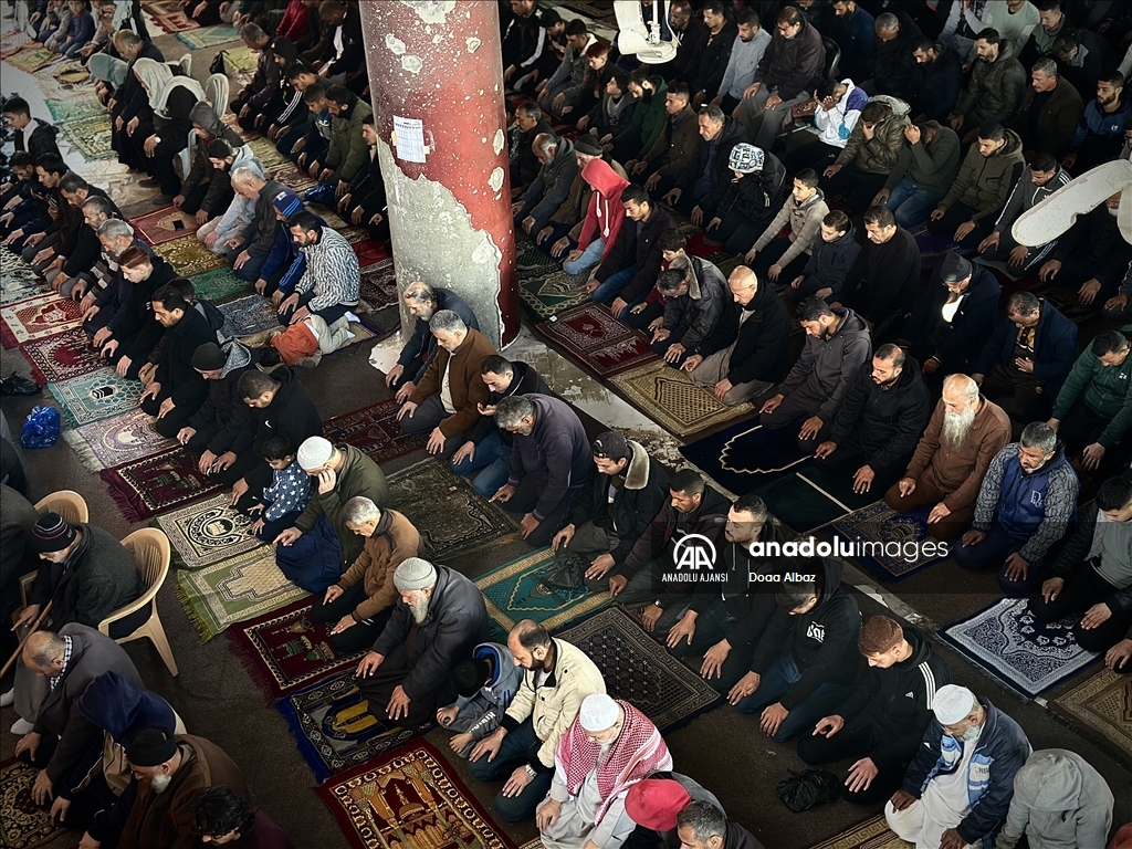 İsrail saldırıları altındaki Gazze'de cuma namazı