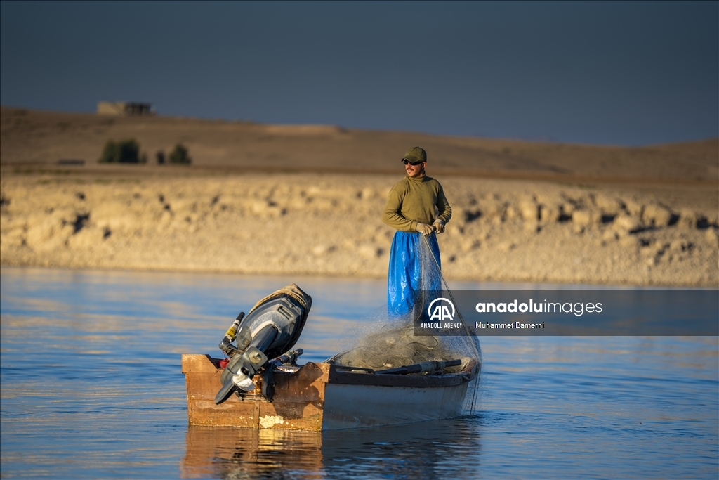 گەنجێکی دهۆک بە ڕاوەماسیی بژێوی خێزانەکەی دابین دەکات