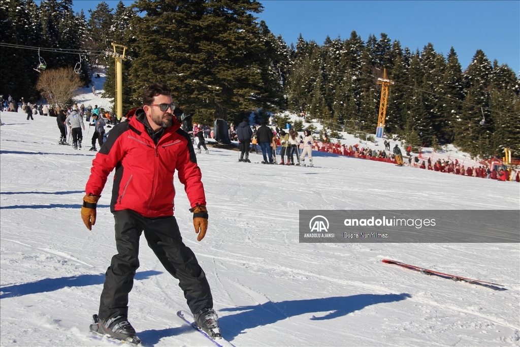 Uludağ'da yarıyıl tatilinin ilk gününde pistler doldu