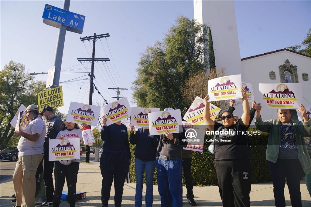 Los Angeles'ta vatandaşlar yangının ardından arazilerini satın almaya çalışan kişileri protesto etti