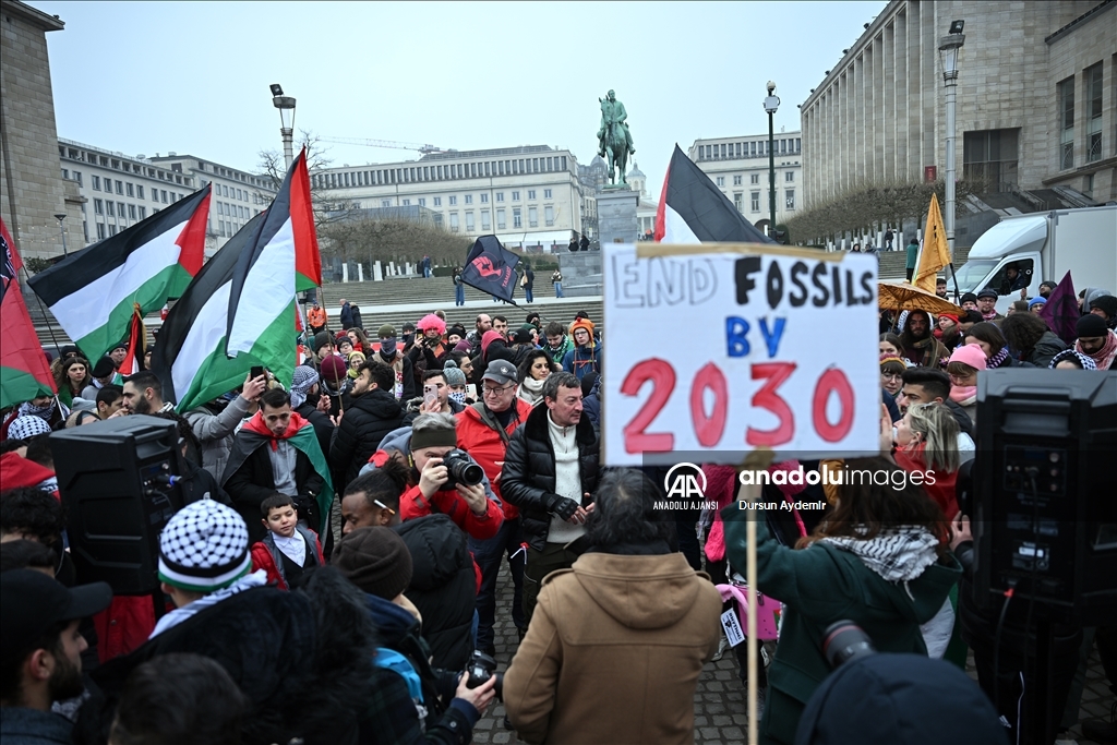 Brüksel'de toplanan yüzlerce kişi, göreve başlamasının arifesinde Trump'ı protesto etti