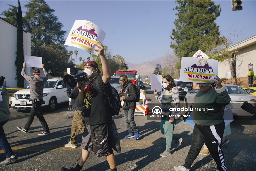 Los Angeles'ta vatandaşlar yangının ardından arazilerini satın almaya çalışan kişileri protesto etti