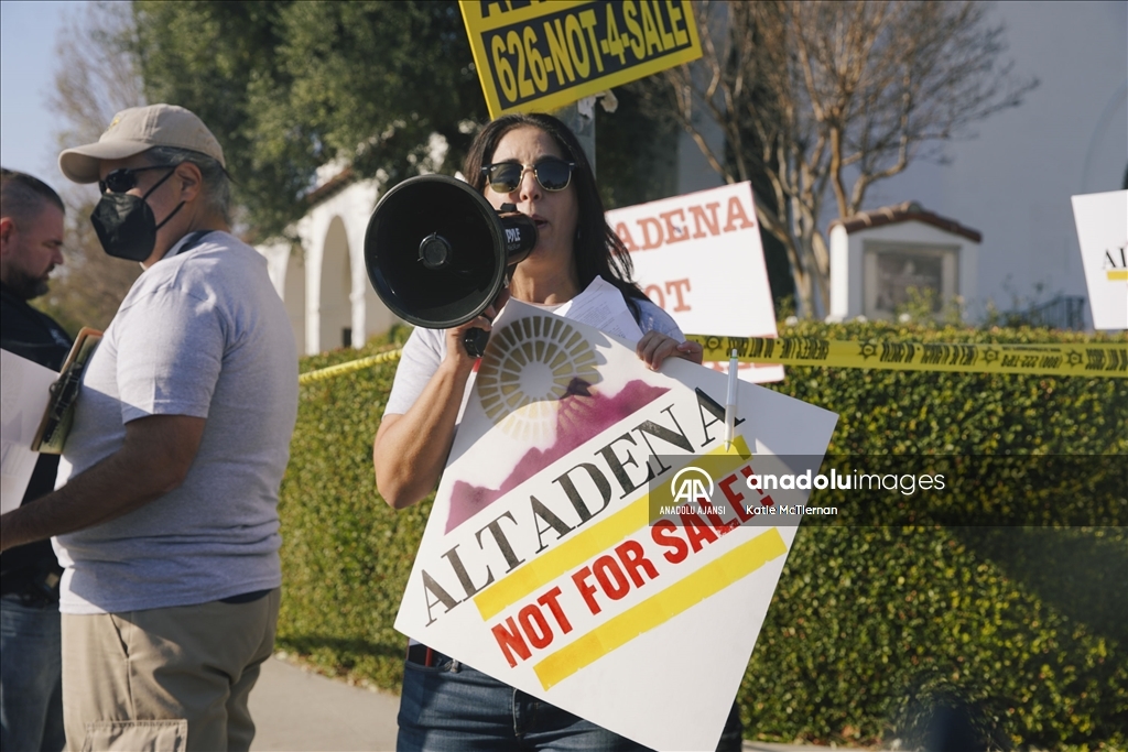 Los Angeles'ta vatandaşlar yangının ardından arazilerini satın almaya çalışan kişileri protesto etti