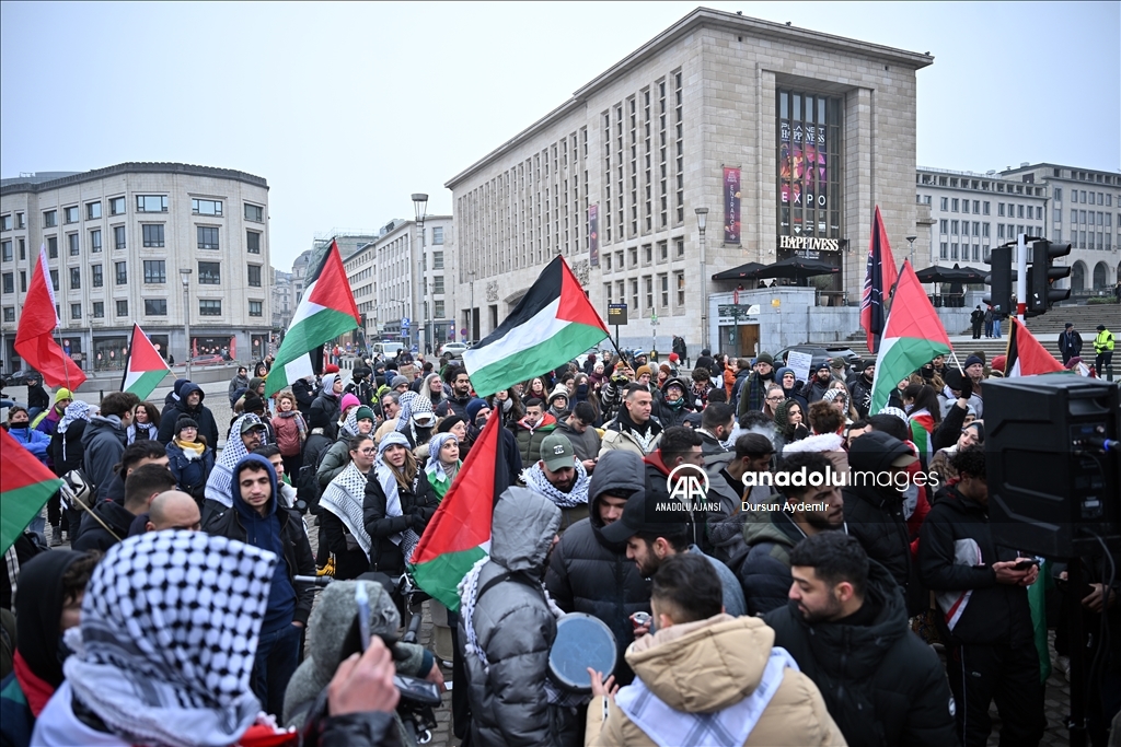 Brüksel'de toplanan yüzlerce kişi, göreve başlamasının arifesinde Trump'ı protesto etti