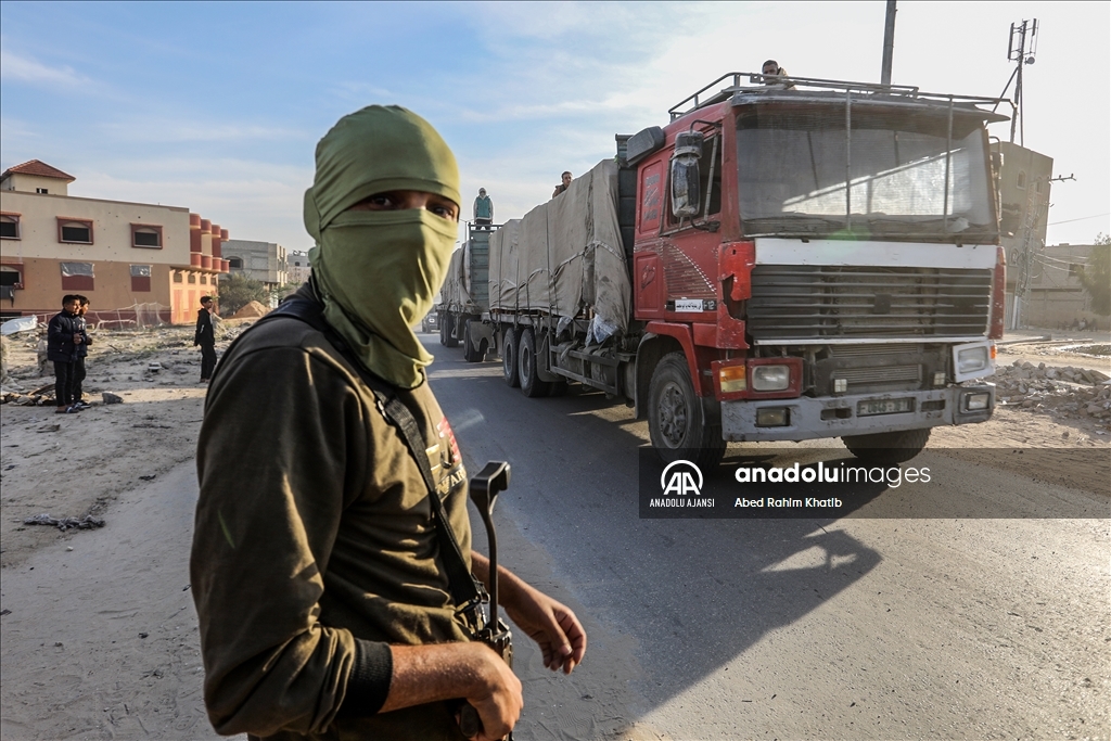 Ateşkesin ardından yardım tırları Karam Abu Salem Sınır Kapısı'ndan geçerek Gazze Şeridi'ne ulaştı