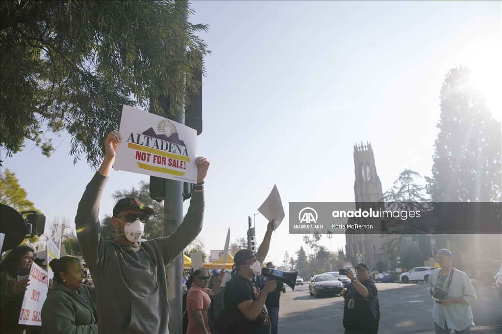 Los Angeles'ta vatandaşlar yangının ardından arazilerini satın almaya çalışan kişileri protesto etti