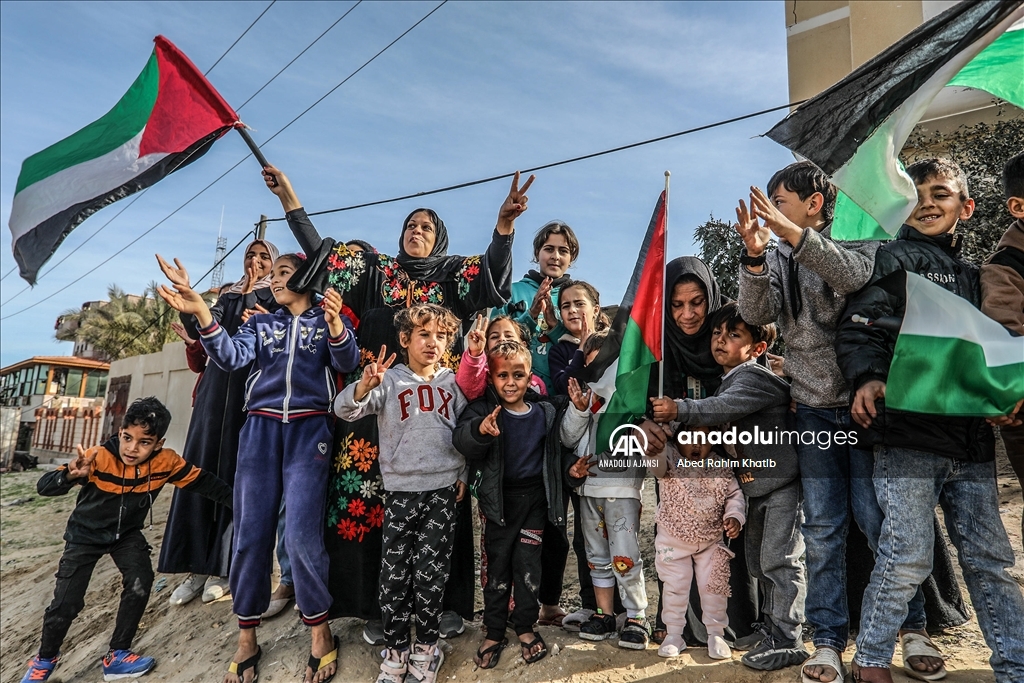 Ateşkesin yürürlüğe girmesiyle Gazze’deki Filistinliler, sevinç gösterileri düzenledi