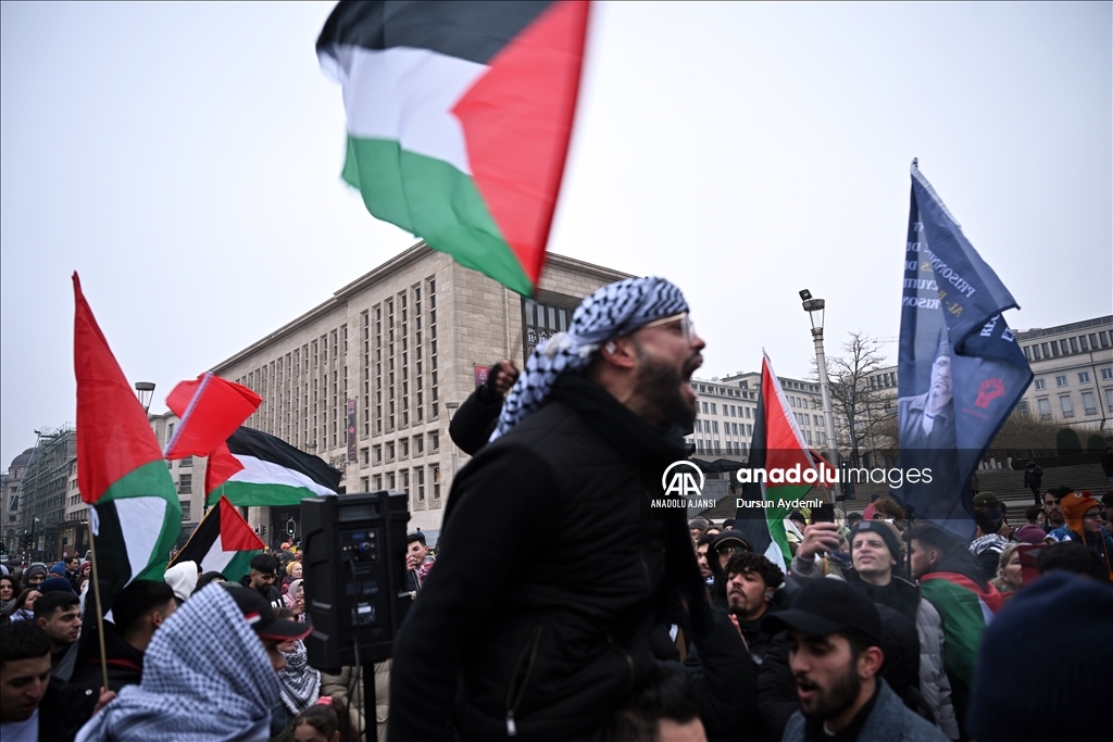 Brüksel'de toplanan yüzlerce kişi, göreve başlamasının arifesinde Trump'ı protesto etti