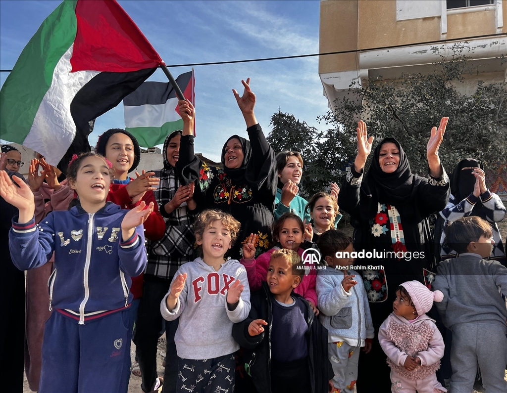 Ateşkesin yürürlüğe girmesiyle Gazze’deki Filistinliler, sevinç gösterileri düzenledi