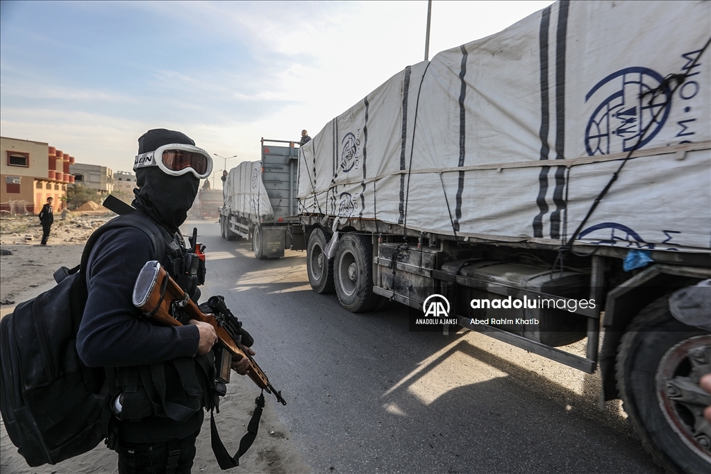 Ateşkesin ardından yardım tırları Karam Abu Salem Sınır Kapısı'ndan geçerek Gazze Şeridi'ne ulaştı