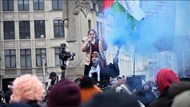 Brüksel'de toplanan yüzlerce kişi, göreve başlamasının arifesinde Trump'ı protesto etti