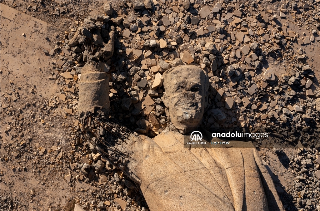 AA ekibi Deyr Atiye bölgesinde yıkılan Hafız Esad heykelini görüntüledi.