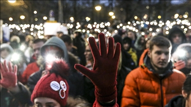 Sırbistan'da greve gidecek öğretmenleri destekleyen öğrencilerden protesto