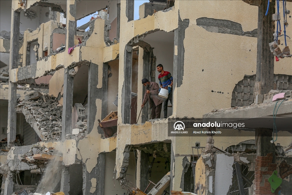 Gazze'de ateşkes sonrası Refah'a dönen Filistinliler, yıkılan evlerinin enkazını kaldırmaya çalıştı