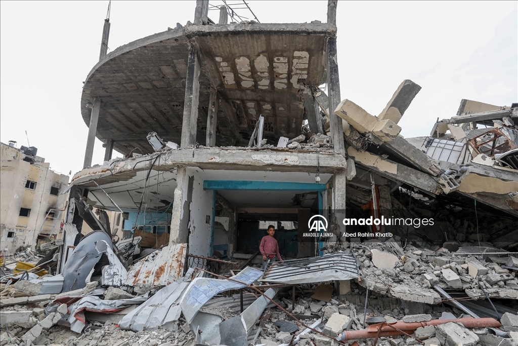 Gazze'de ateşkes sonrası Refah'a dönen Filistinliler, yıkılan evlerinin enkazını kaldırmaya çalıştı