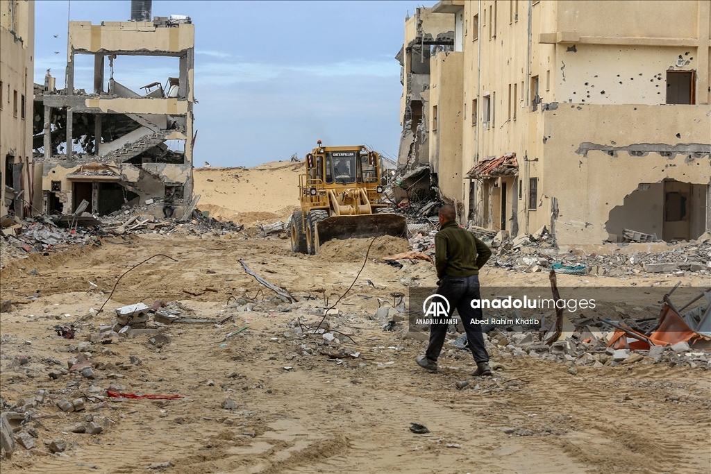 Gazze'de ateşkes sonrası Refah'a dönen Filistinliler, yıkılan evlerinin enkazını kaldırmaya çalıştı