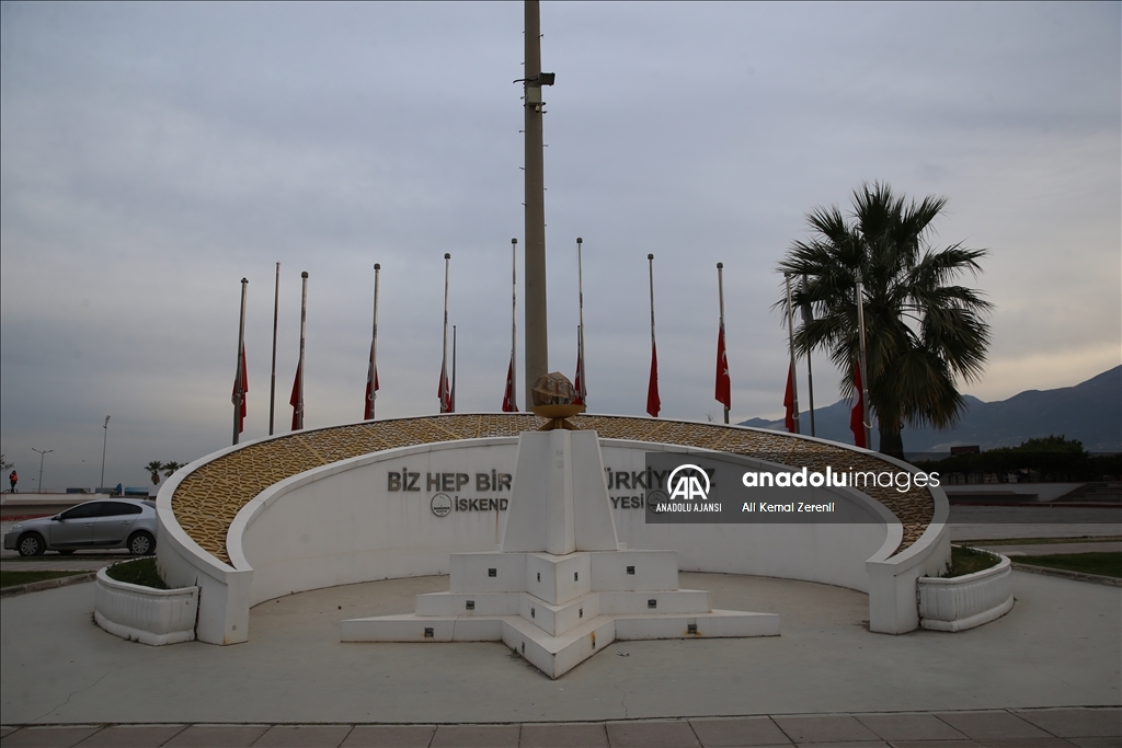 Milli yas ilanının ardından İskenderun'da bayraklar yarıya indirildi