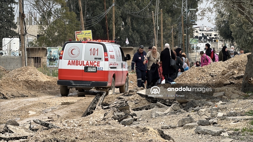 İsrail güçleri Cenin'de Filistinli aileleri evlerinden çıkmaya zorluyor