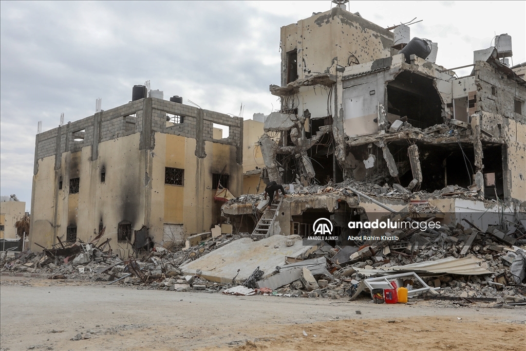 Gazze'de ateşkes sonrası Refah'a dönen Filistinliler, yıkılan evlerinin enkazını kaldırmaya çalıştı