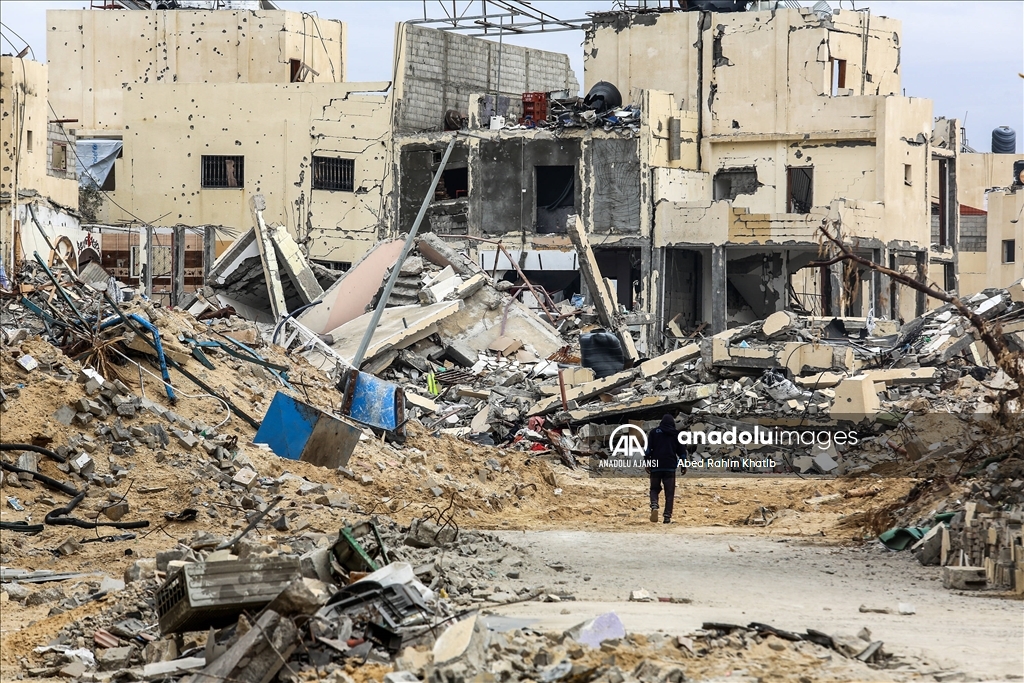 Gazze'de ateşkes sonrası Refah'a dönen Filistinliler, yıkılan evlerinin enkazını kaldırmaya çalıştı