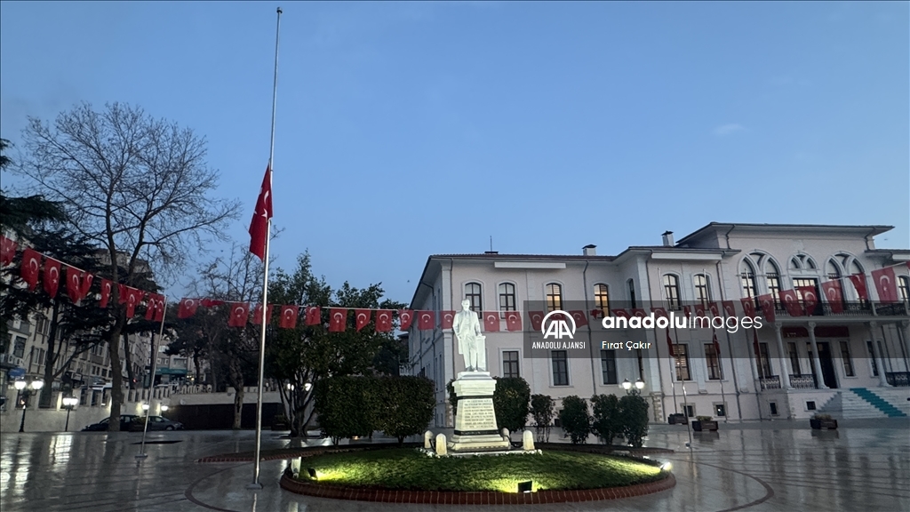 Milli yas ilanının ardından Tekirdağ'da bayraklar yarıya indirildi