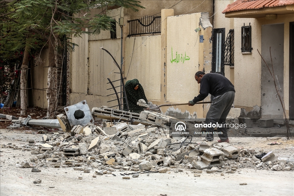 Gazze'de ateşkes sonrası Refah'a dönen Filistinliler, yıkılan evlerinin enkazını kaldırmaya çalıştı