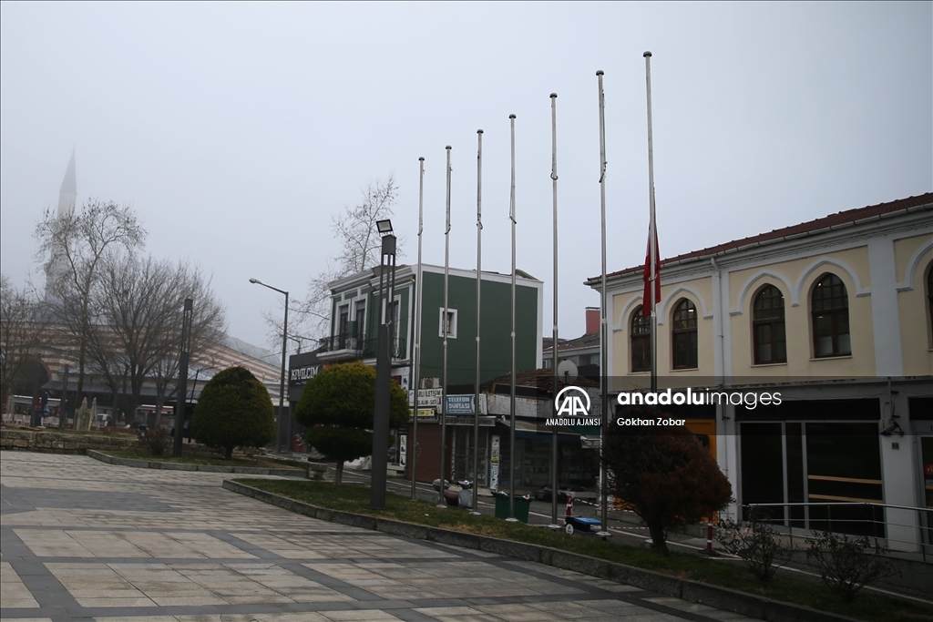 Milli yas ilanının ardından Edirne'de bayraklar yarıya indirildi