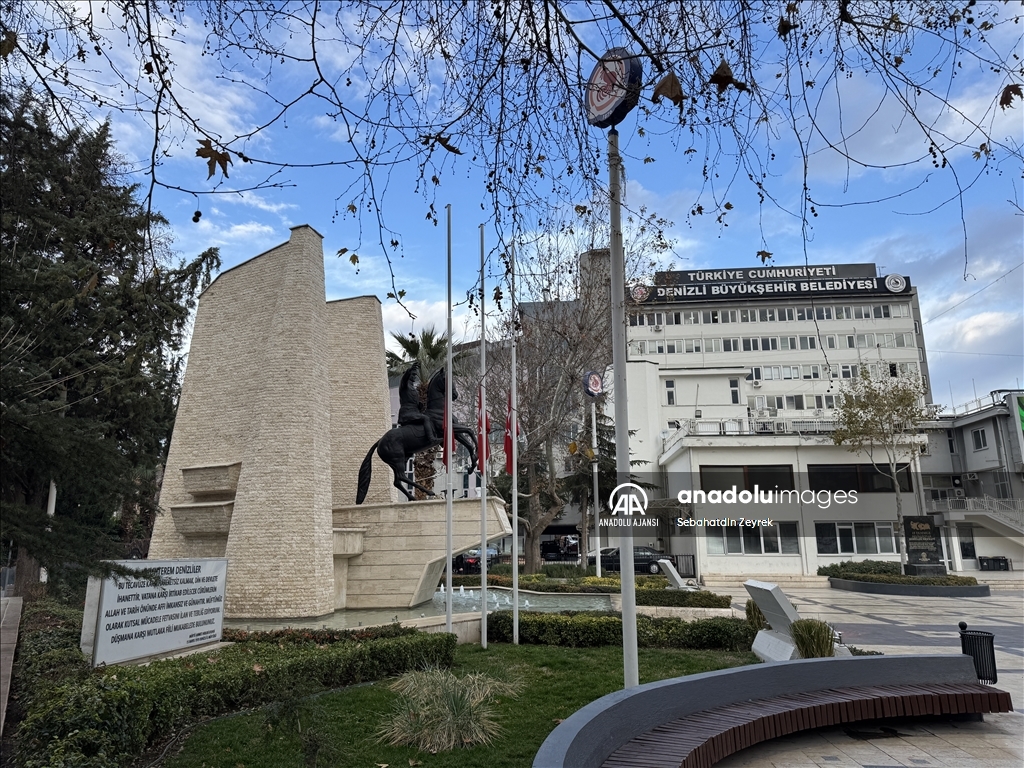 Milli yas ilanının ardından Denizli'de bayraklar yarıya indirildi
