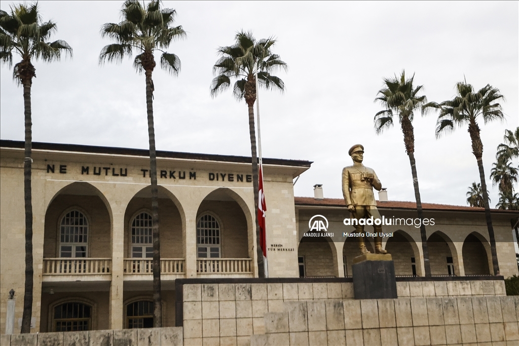 Milli yas ilanının ardından Mersin'de Türk bayrağı yarıya indirildi